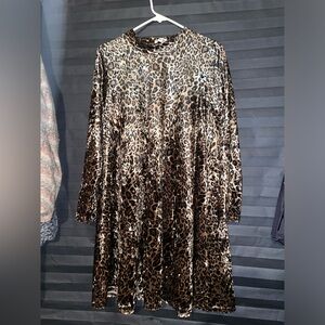 Cheetah print long sleeve dress with pockets!